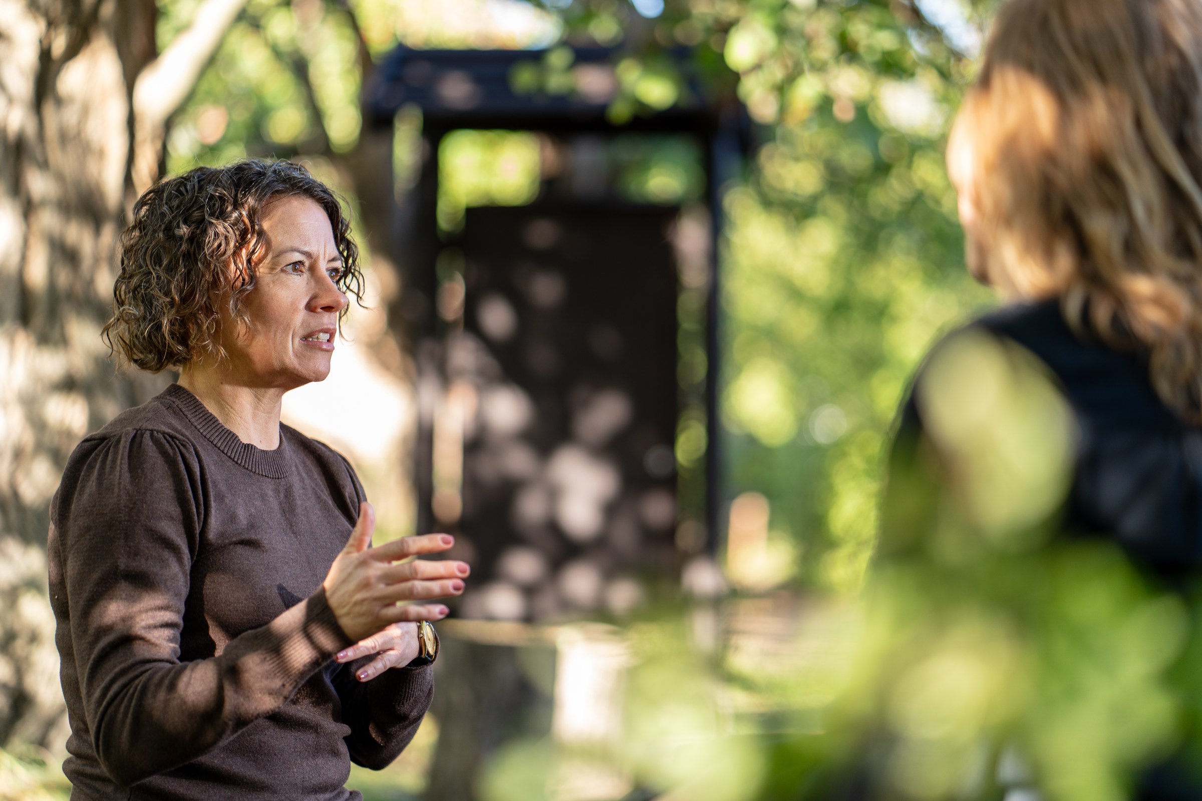 Ida Tetzlaff lytter i en samtale