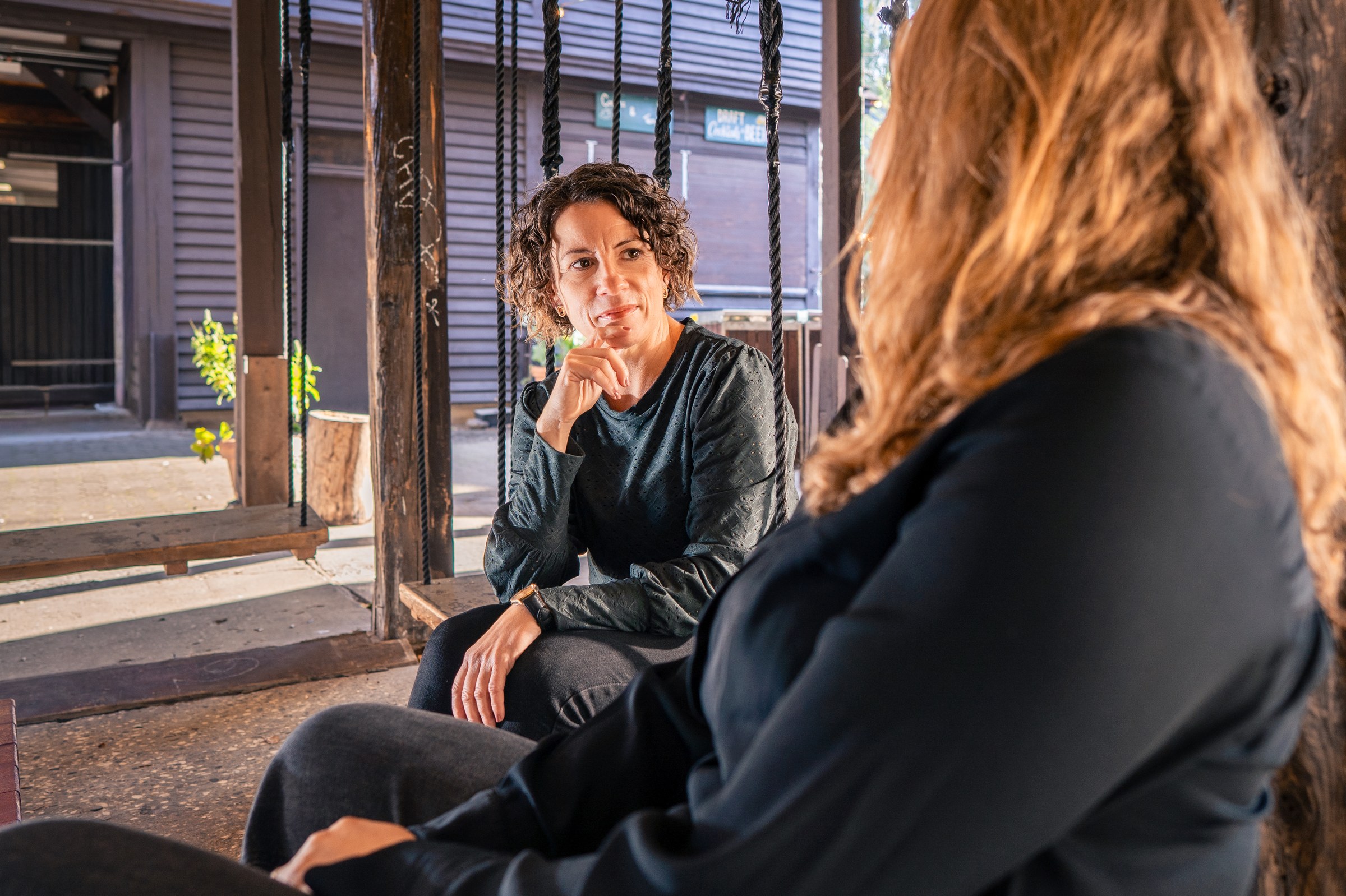 Ida Tetzlaff lytter i en samtale